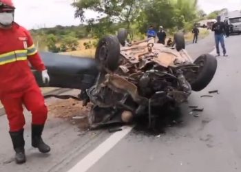 Acidente entre carro e ambulância deixa três mortos e dois feridos na BR-153, em Goiás