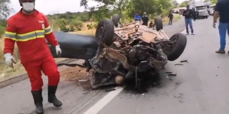 Acidente entre carro e ambulância deixa três mortos e dois feridos na BR-153, em Goiás