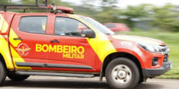 Cinco crianças e dois adultos morrem após carro cair de ponte durante chuva, em Goiás