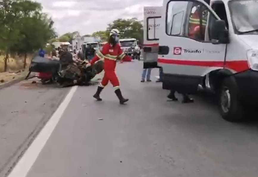 Acidente entre carro e ambulância