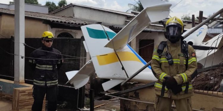Avião de pequeno porte cai sobre casa em Goiânia e deixa piloto ferido