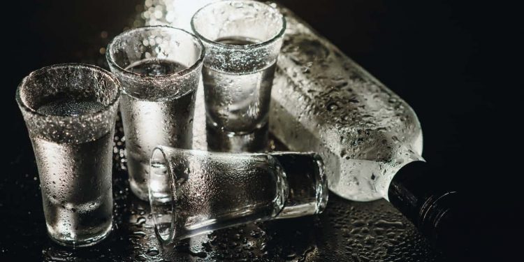 Sobe para três o número de casos suspeitos de intoxicação por metanol, em Goiás