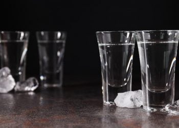 Dois pacientes com suspeita de intoxicação por metanol em Goiás seguem na UTI