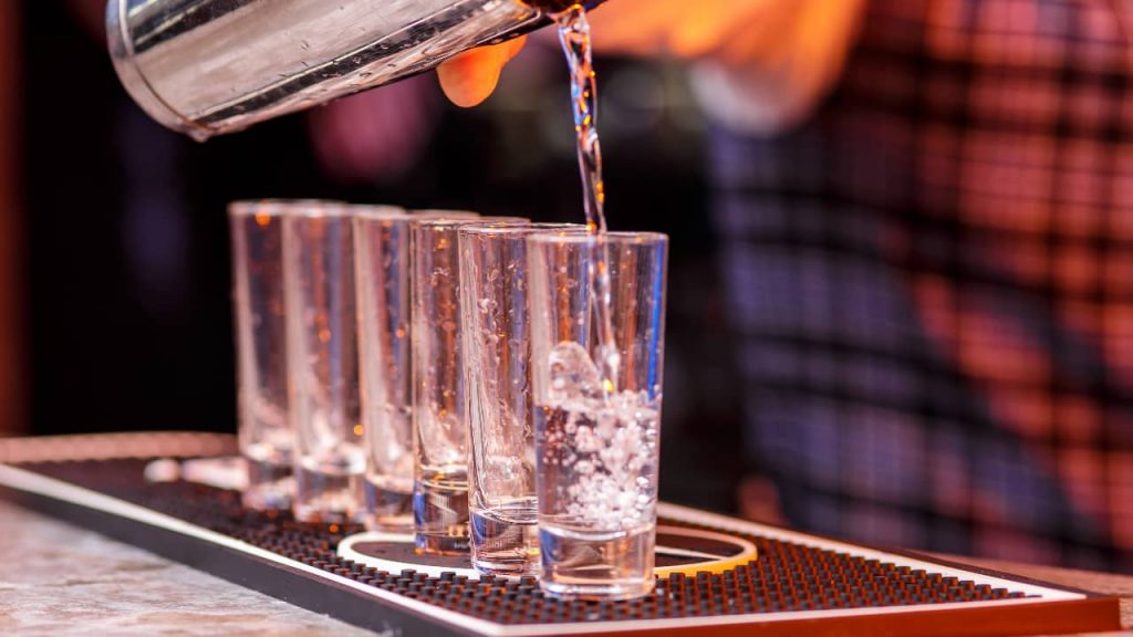 Metanol em bebidas: Caiado determina inspeção em distribuidoras de bebidas em Goiás