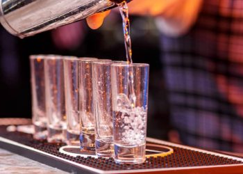 Metanol em bebidas: Caiado determina inspeção em distribuidoras de bebidas em Goiás