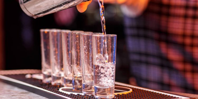 Metanol em bebidas: Caiado determina inspeção em distribuidoras de bebidas em Goiás