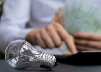 Aneel aprova reajuste de até 19% na conta de luz em Goiás; Caiado critica decisão
