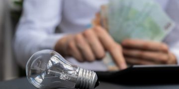 Aneel aprova reajuste de até 19% na conta de luz em Goiás; Caiado critica decisão