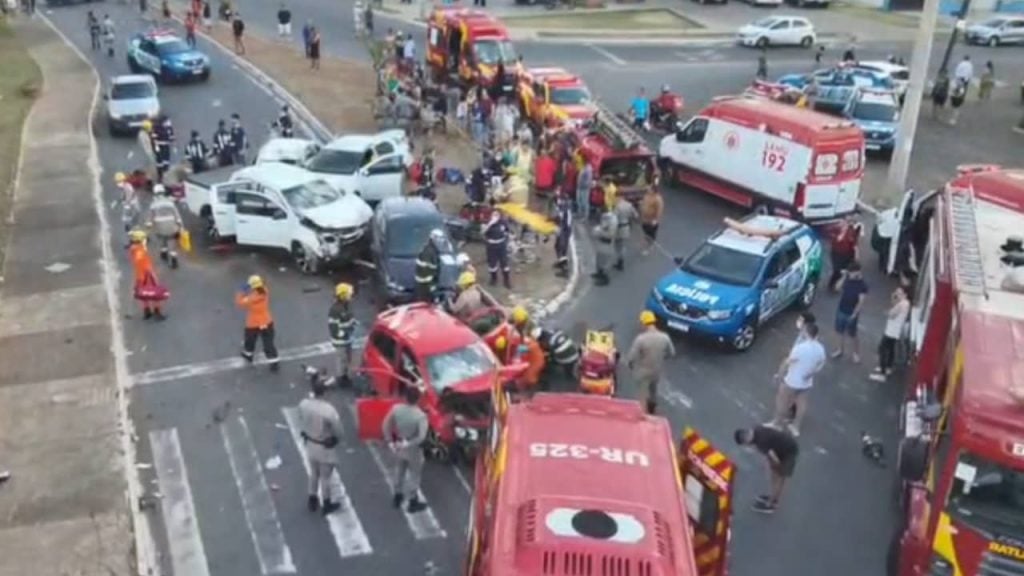 Morre um dos feridos em acidente com 6 veículos no Jardim América; vídeo mostra batida