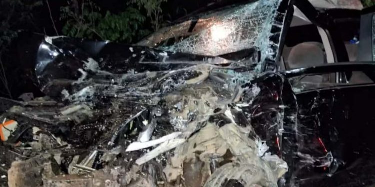 Colisão entre dois carros na GO-230 deixa cinco mortos da mesma família