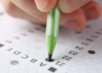 Mais de 166 mil goianos fazem o Enem 2025, que tem redação sobre envelhecimento