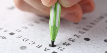 Mais de 166 mil goianos fazem o Enem 2025, que tem redação sobre envelhecimento