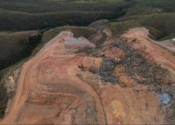 Novo deslizamento em Padre Bernardo joga lixo de novo no córrego Santa Bárbara