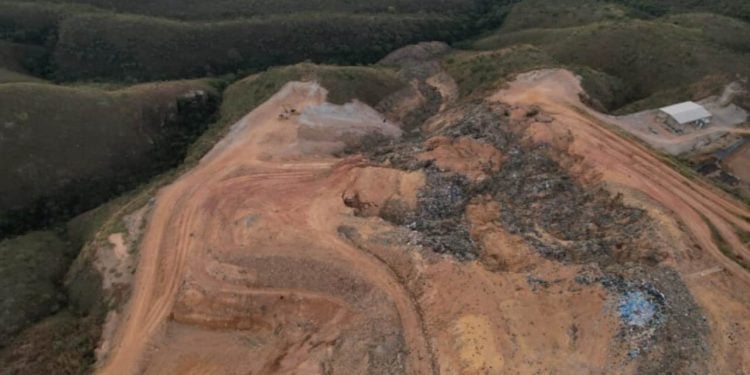 Novo deslizamento em Padre Bernardo joga lixo de novo no córrego Santa Bárbara
