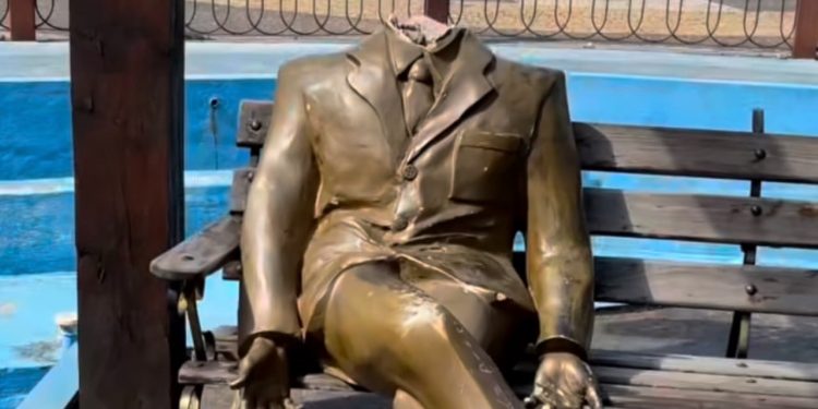Obra em homenagem a ex-prefeito é vandalizada e aparece decapitada em Caldas Novas