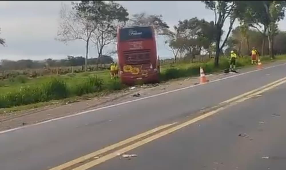 Acidente entre ônibus e caminhão na BR-153