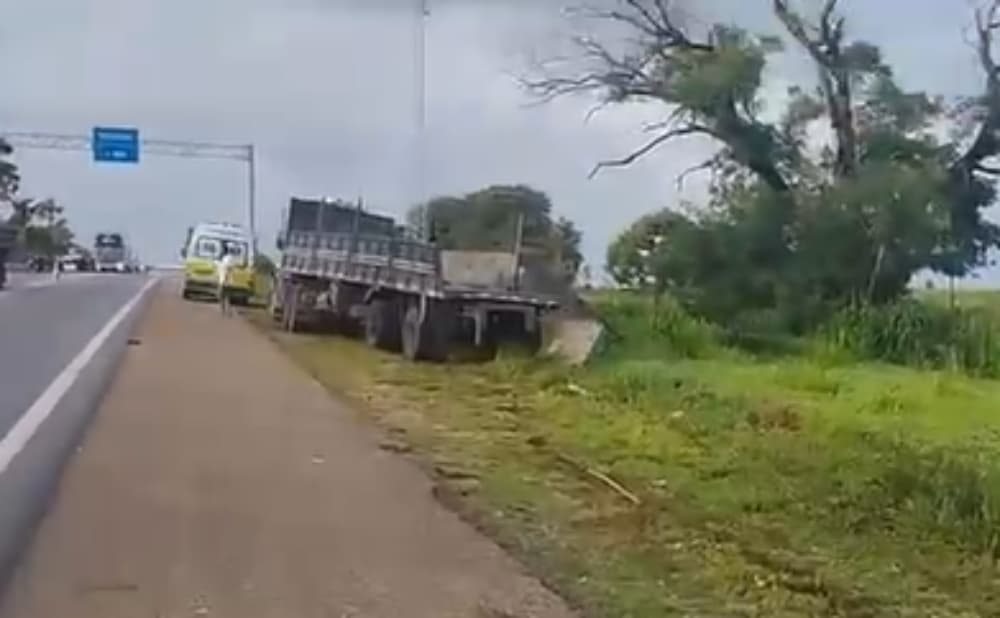 Acidente entre ônibus e caminhão em Hidrolina