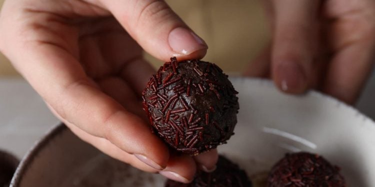 Estudantes passam mal após comer brigadeiro com maconha em Goiás