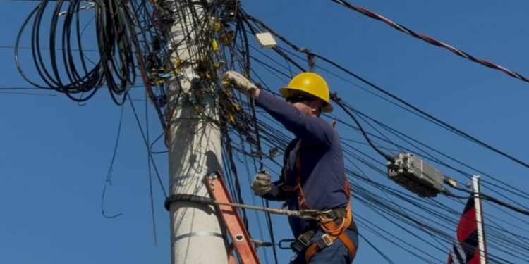 Saiba como denunciar fios baixos ou soltos em Goiânia