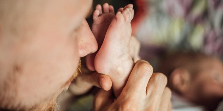 Câmara aprova projeto que amplia licença-paternidade para 20 dias de forma gradual