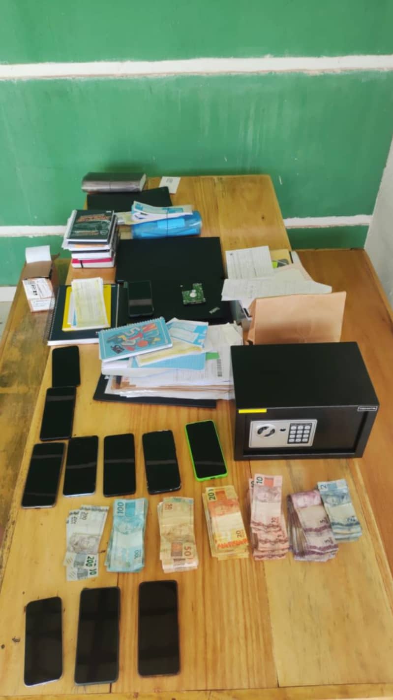 Mandado contra policiais