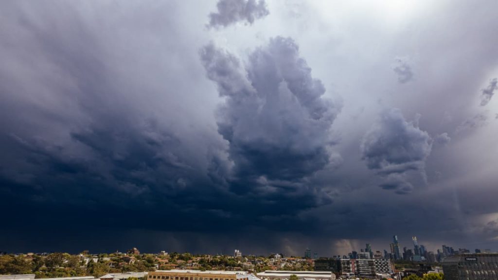 Novo alerta de tempestade e chuva com granizo é lançado para Goiás; veja lista