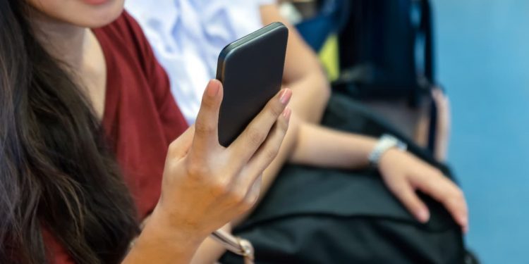 Câmara de Goiânia aprova projeto que proíbe celulares em escolas públicas e privadas