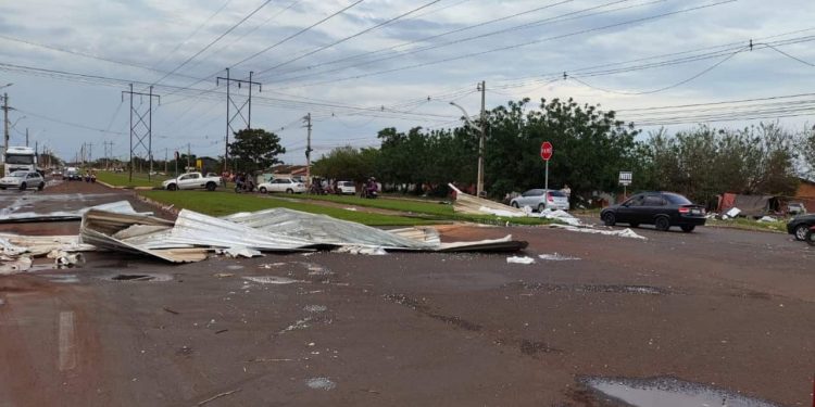 Chuva forte e ventania causam estragos em diversas cidades de Goiás