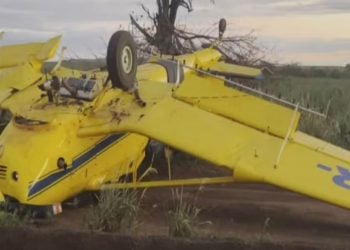 Avião agrícola capota em Goiás após forte ventania