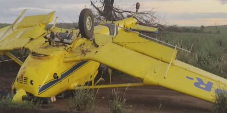 Avião agrícola capota em Goiás após forte ventania