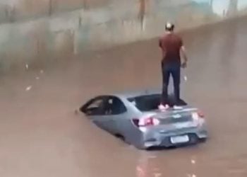 Carro fica submerso em alagamento e motorista fica ilhado na Marginal Botafogo