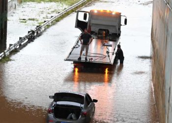 Equipes municipais atuam em vias críticas após chuva intensa em Goiânia