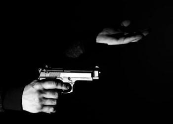 Mulher morre e família é baleada em ataque a tiros em praça de Rio Verde