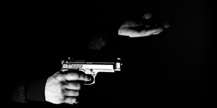 Mulher morre e família é baleada em ataque a tiros em praça de Rio Verde