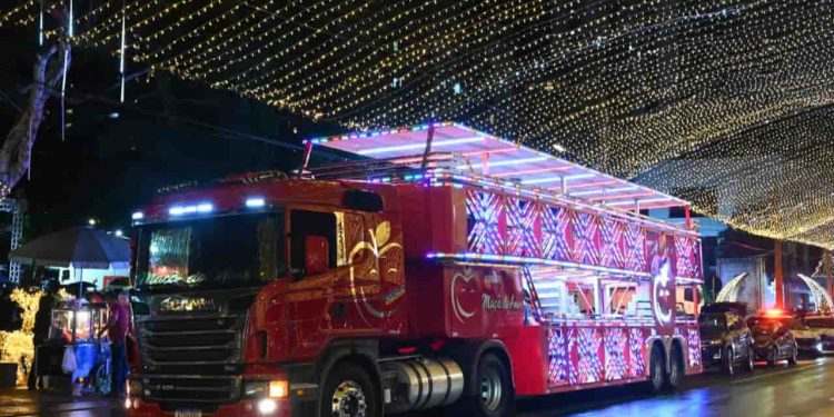Praça Tamandaré recebe túnel de luzes com abertura do Natal em Goiânia