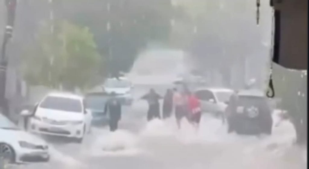 Adolescente arrastada por enxurrada