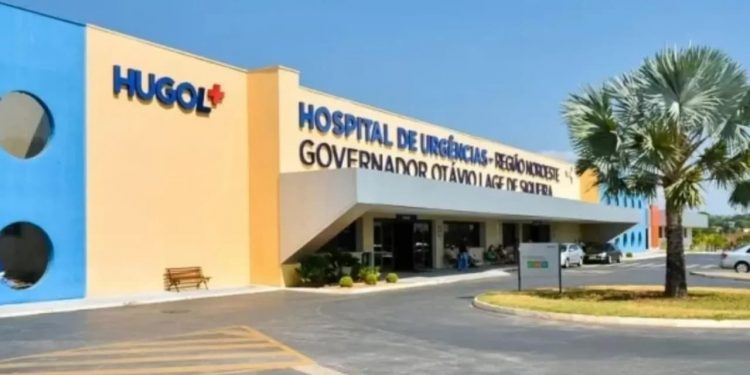 Adolescente é resgatada após ser arrastada por enxurrada e ficar presa embaixo de carro