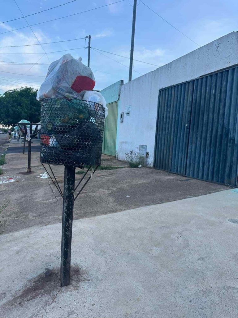 Lixo acumulado em Trindade