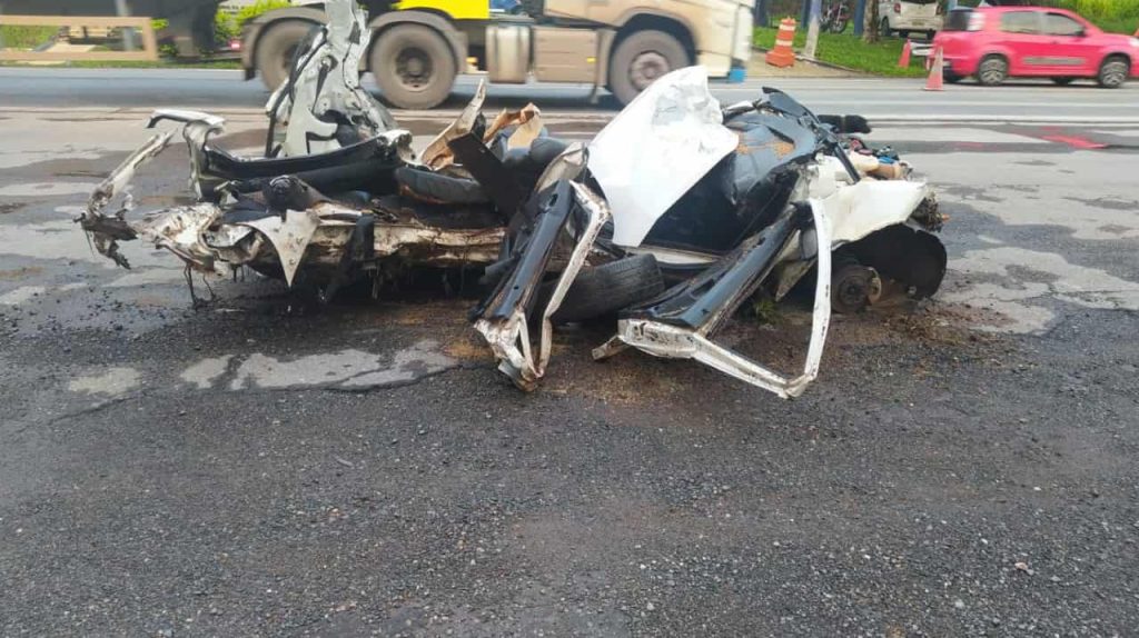 Acidente entre carretas e carro-forte deixa três mortos na BR-060