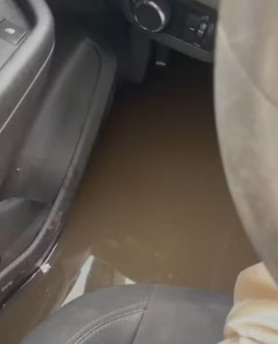 mãe e bebê ilhadas em chuva