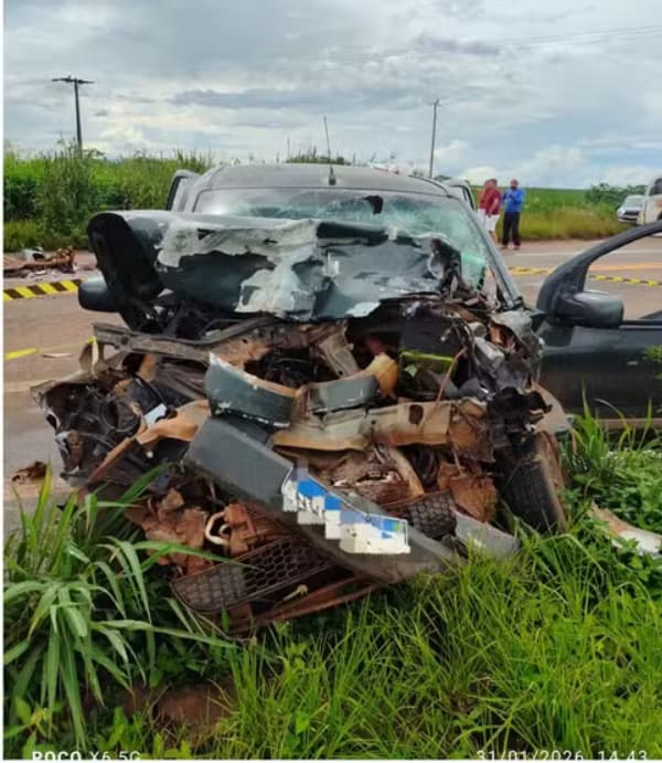 Acidente entre carro e caminhão na GO-050
