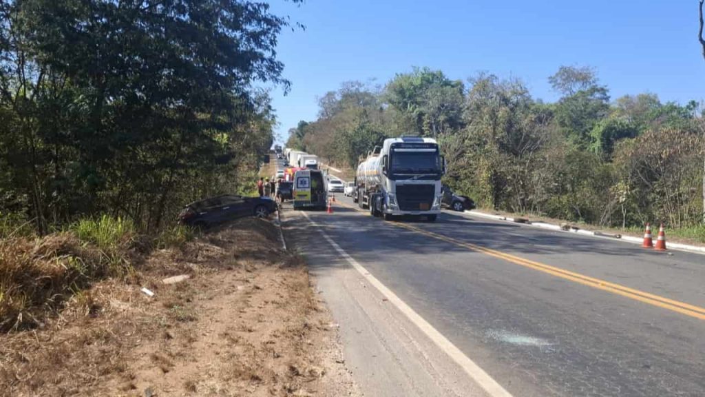 Acidente envolveu três carros e um caminhão na BR-153