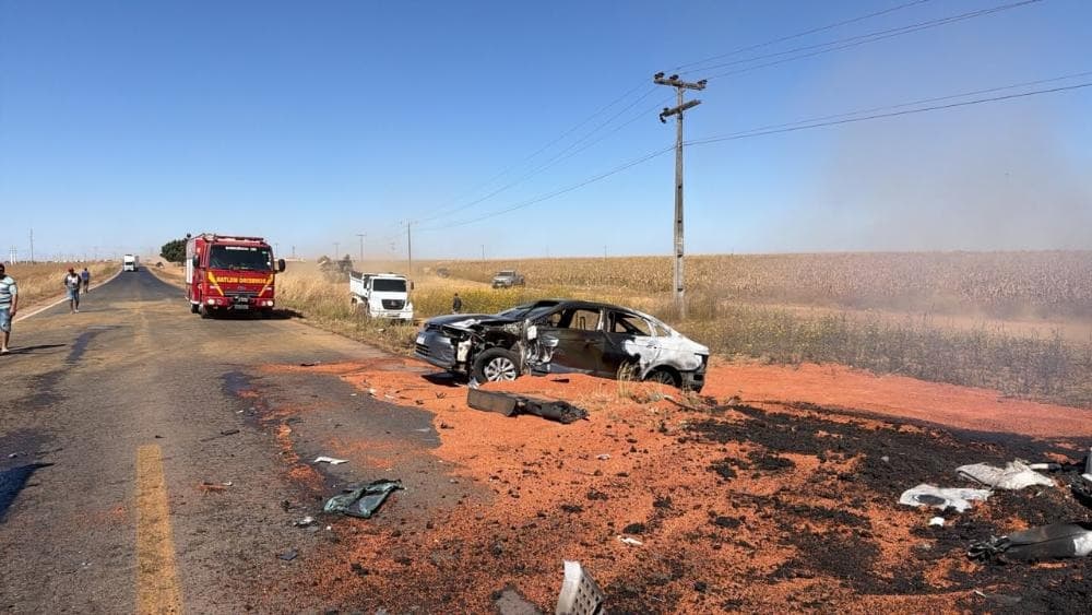 Acidente com quatro veículos seguido de incêndio deixa um morto na GO-436