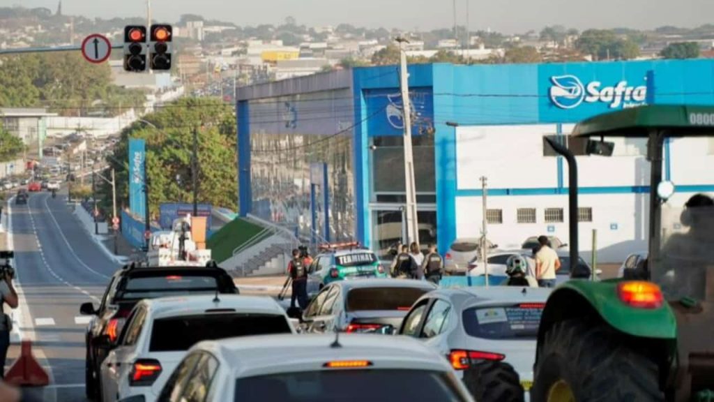 Pista lateral do viaduto da Leste-Oeste é liberada em Goiânia