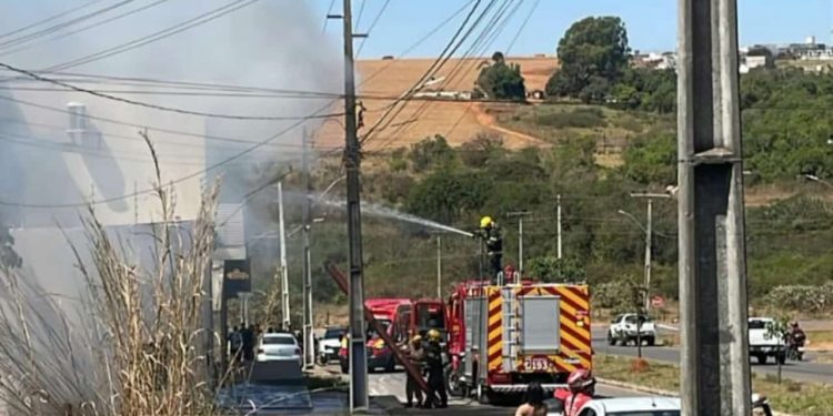 Idosa fica ferida após incêndio em residência em Anápolis