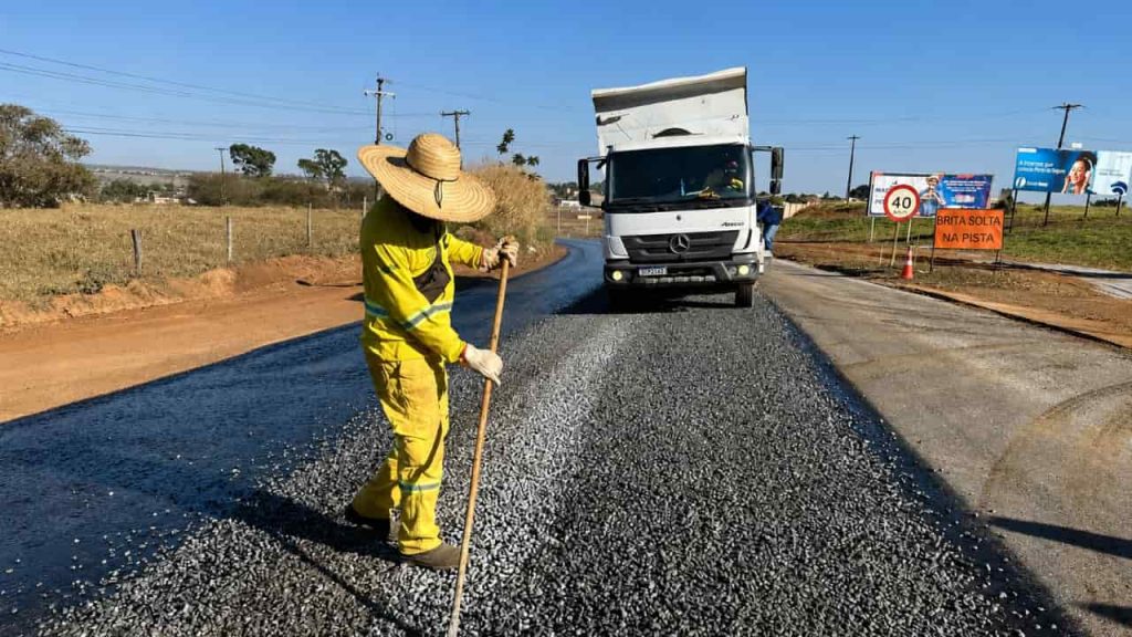 Obras na GO-020 e GO-330 alteram tráfego e exigem atenção de motoristas