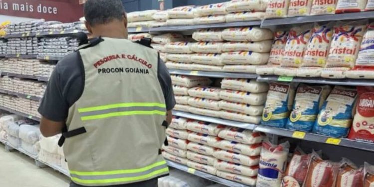 Cesta básica em Goiânia fica 4,72% mais barata em agosto, aponta Procon