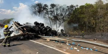 Motorista morre após caminhão pegar fogo em acidente na BR-153, em São Luiz do Norte