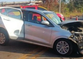 Colisão frontal entre dois veículos deixa quatro pessoas feridas na GO-462