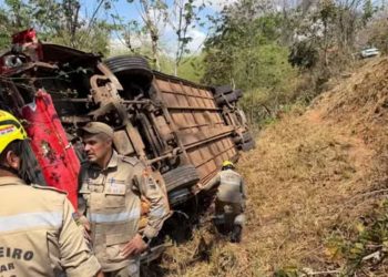 Acidente entre ônibus, caminhão e carro deixa feridos na GO-060, em Iporá